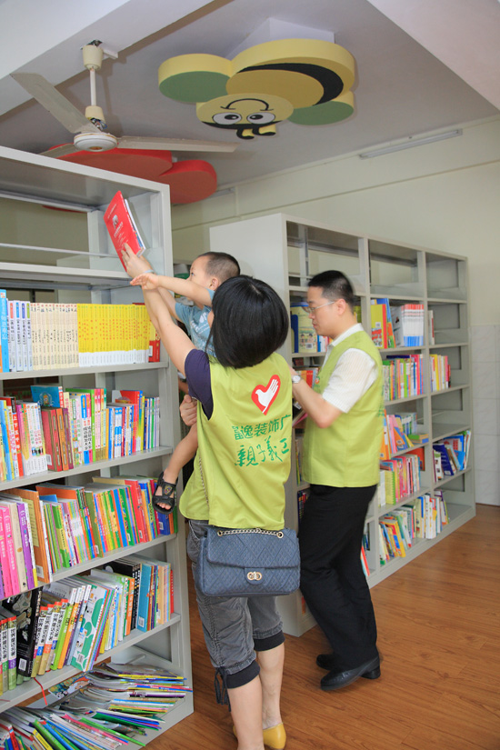 義工們幫忙整理圖書